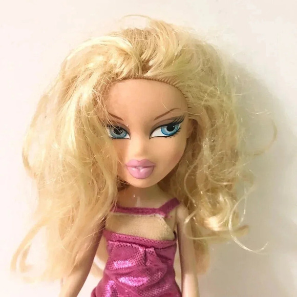 MGA Bratz Cloe Fashion Show Evening Wear  Doll Flaws TLC - Picture 2 of 16
